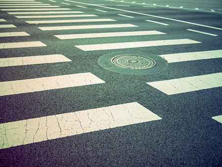 crosswalk-2538714 640